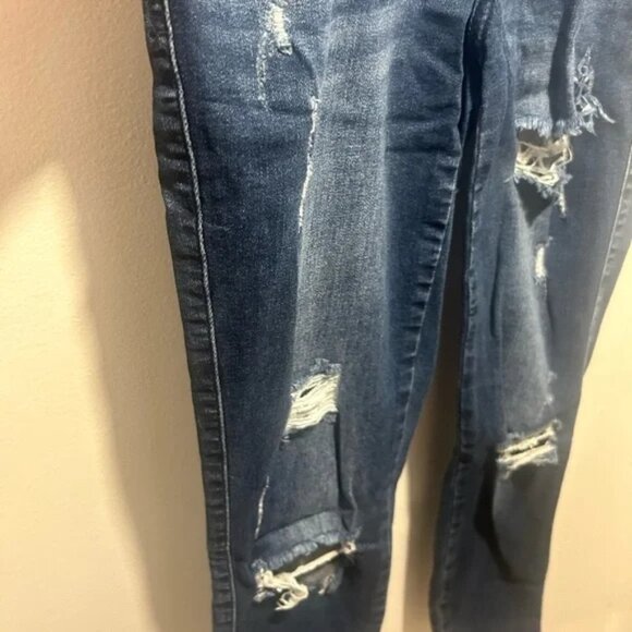 GUESS denim jeans, size 26, distressed, skinny, sexy curve , silver hardware - Picture 7 of 8